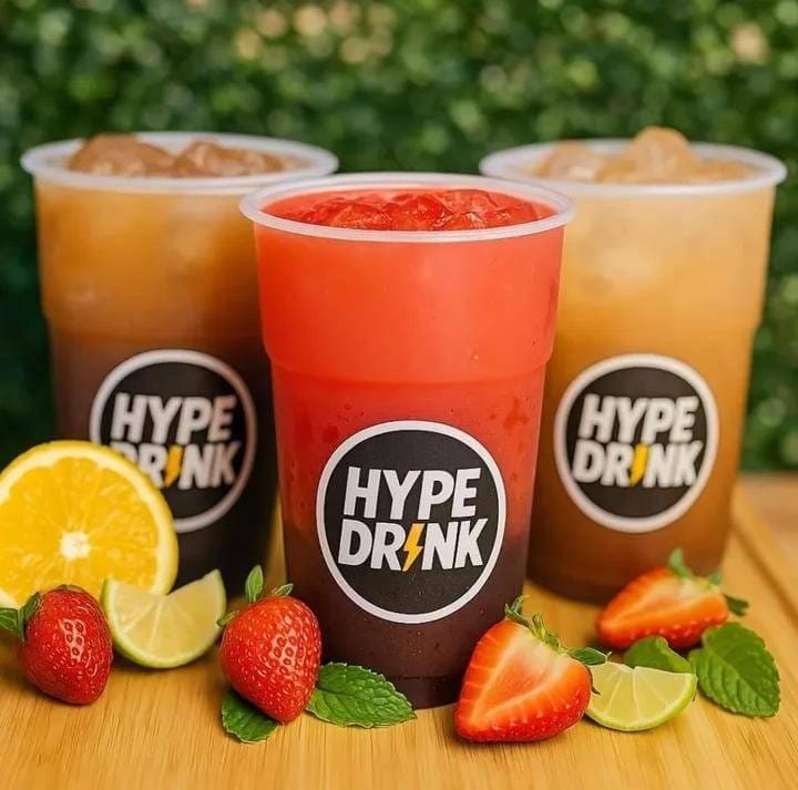 Drinks HYPE DRINK — três copos com bebidas coloridas e frutas frescas
